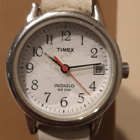 Timex Accessories - 🦋10/$20🦋 Timex Indiglo Silver/White Leather Women's Watch w/Date